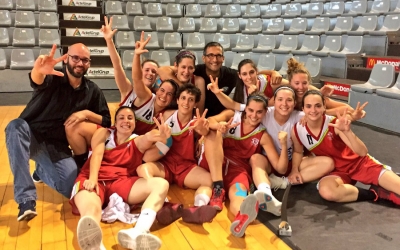 Les jugadores del Sant Nicolau celebren l'ascens a Copa Catalunya